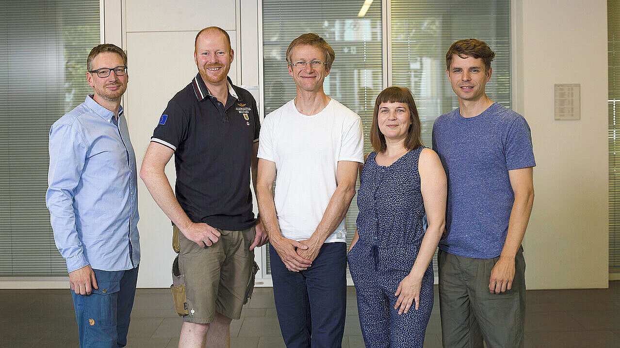 Das Team des Hochschulsports der HTWK Leipzig Mehrere lächelnde Personen nebeneinander in einem HTWK-Gebäude