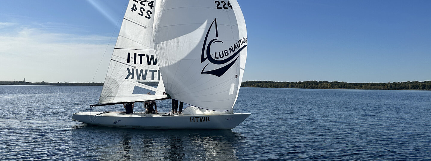 Segelboot der HTWK Leipzig auf dem Wasser.
