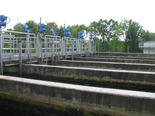 Blick auf mehrere in Reihe geschaltete Becken einer Kläranlage