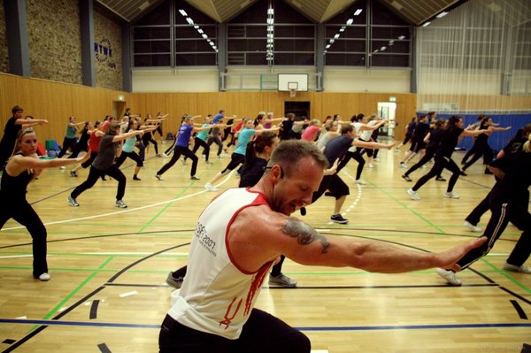 Sportlerinnen und Sportler beim Powermix