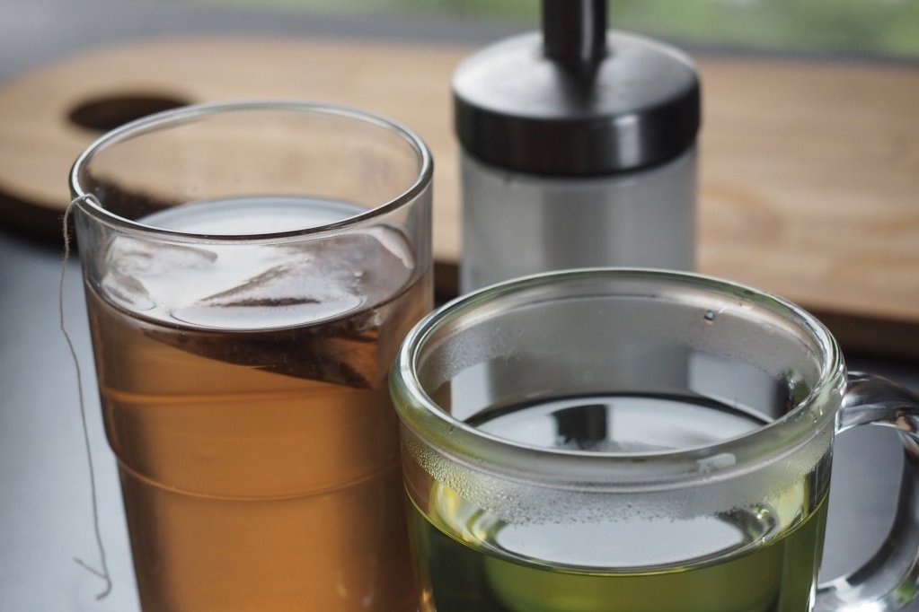 Zwei durchleuchtete Gläser mit verschieden farbigem Tee