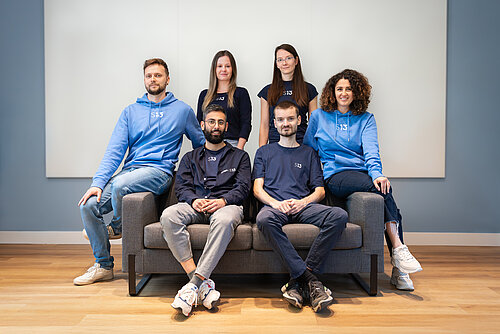 6 Personen sitzen auf einer Couch