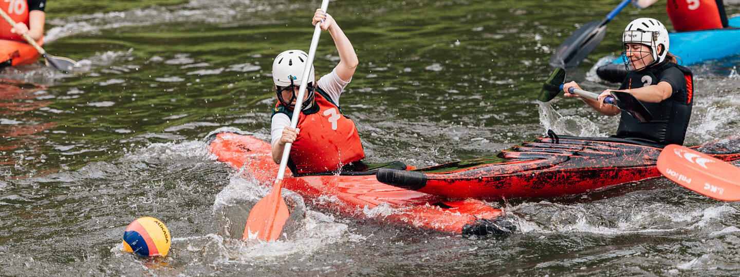 Teilnehmende des Kanupolos während eines Spiels.