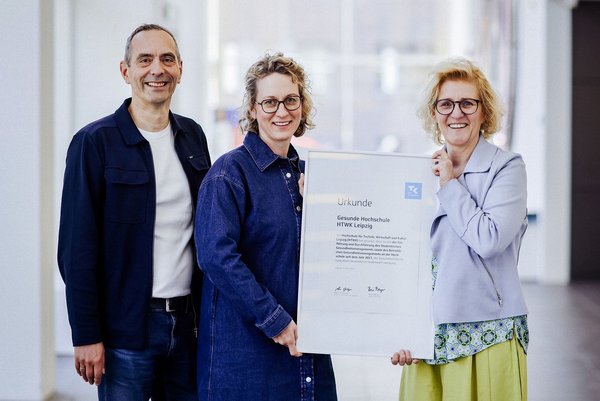René Berger und Anne Herberger der Techniker Krankenkasse überreichen Kanzlerin Prof. Dr. Swantje Rother die Urkunde (Copyright/ Foto: Anne Schwerin) René Berger und Anne Herberger von der Techniker Krankenkasse überreichen Kanzlerin Prof. Dr. Swantje Rother die Urkunde (Copyright/ Foto: Anne Schwerin)