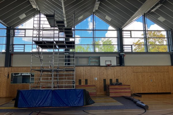 HTWK Sporthalle mit Rollgerüst