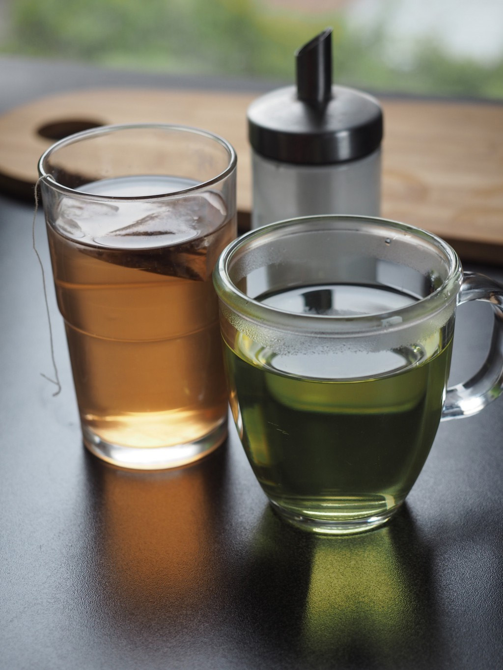 Zwei durchleuchtete Gläser mit verschieden farbigem Tee